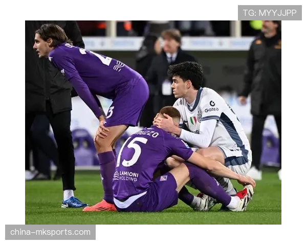 聚焦：图卢兹门将在一次角球防守中与对方球员相撞，比赛一度中断